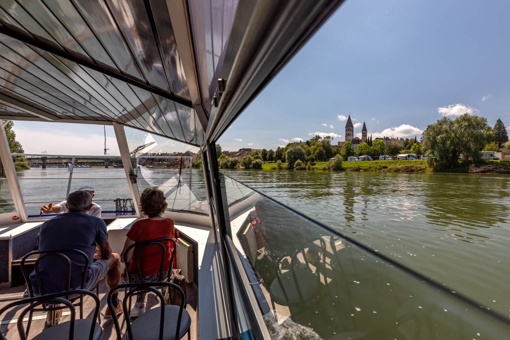 Balade en bateau sur la Sâone, vue sur l'Abbaye