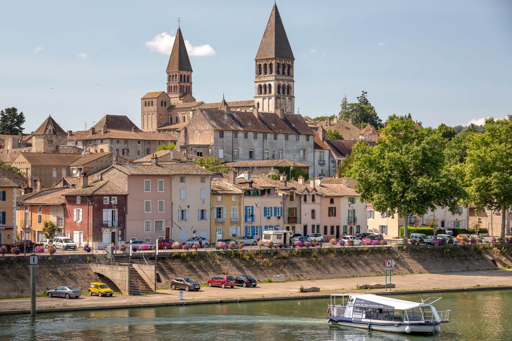 Bâteau sur la Saône devant l'Abbaye