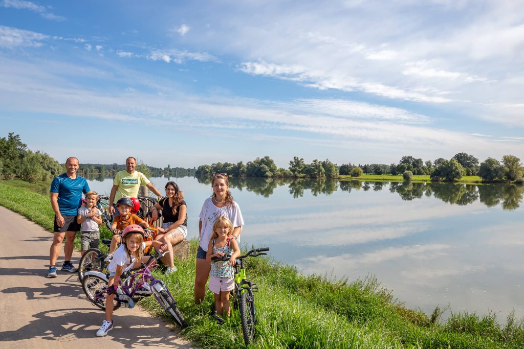 Vélo en Bourgogne du Sud, cyclistes sur la Voie bleue