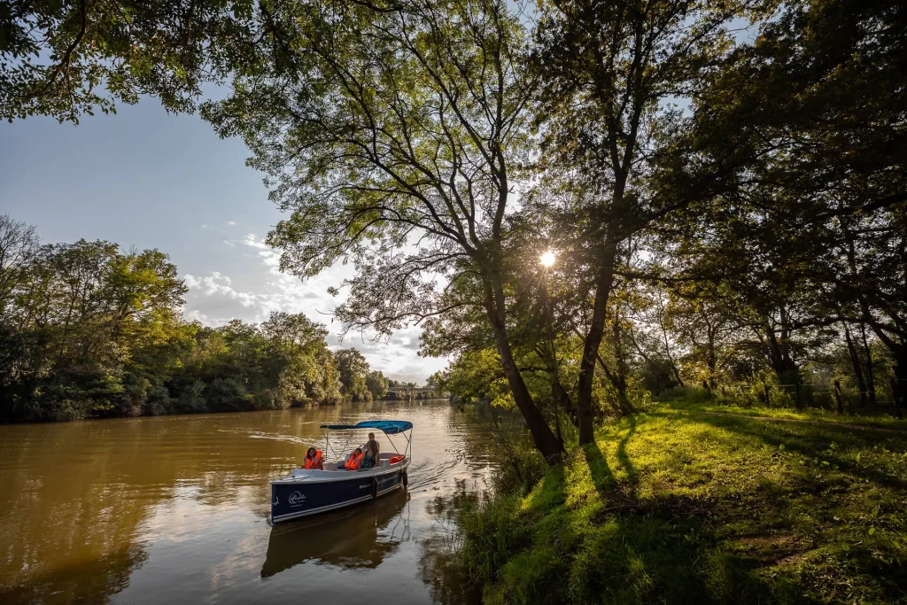 Autour de l'eau, balade en bateau en Bourgogne du Sud