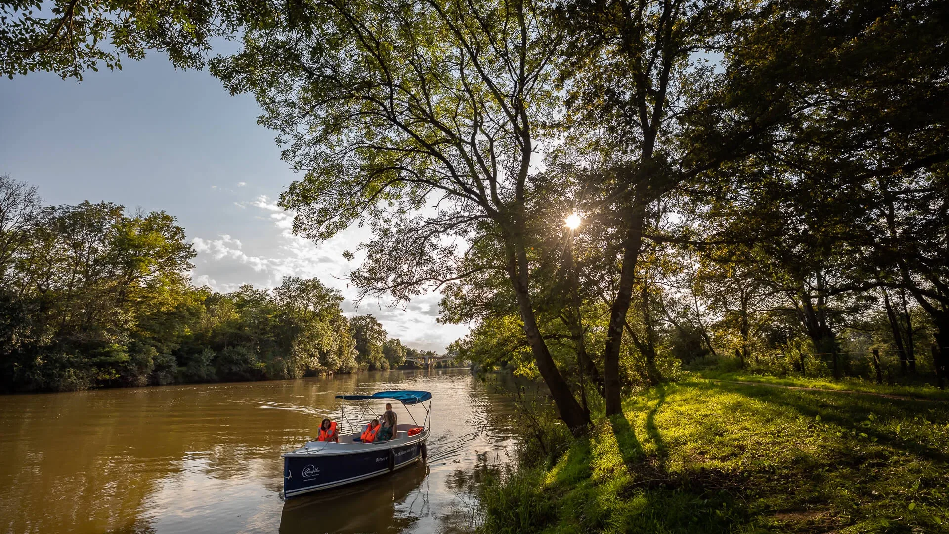 Autour de l'eau, balade en bateau en Bourgogne du Sud